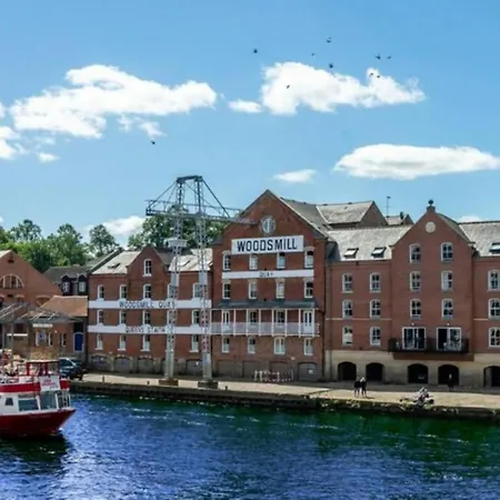 Apartment The Riverside At Woodsmill Quay With Parking *