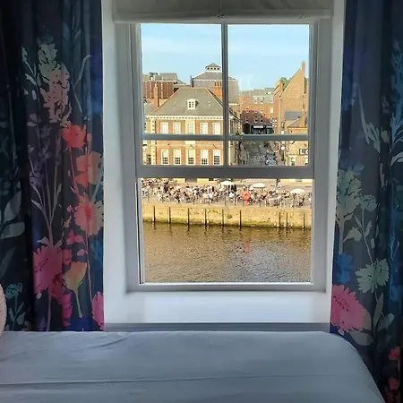 Apartment The Riverside At Woodsmill Quay With Parking