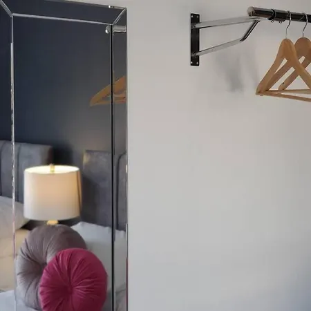 The Riverside At Woodsmill Quay With Parking Apartamento