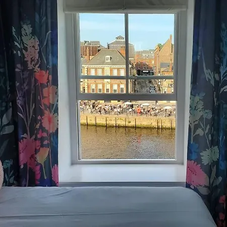 Apartamento The Riverside At Woodsmill Quay With Parking