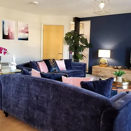 The Riverside At Woodsmill Quay With Parking *