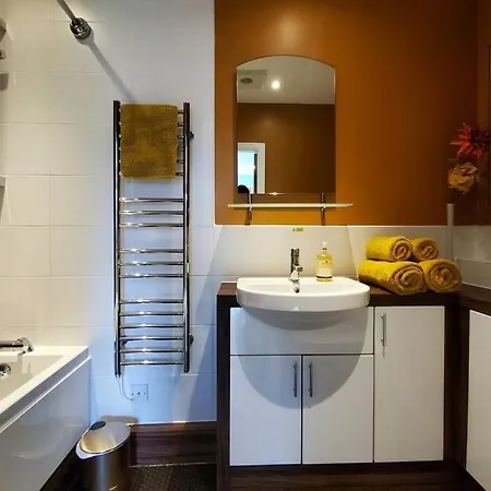 Apartamento The Riverside At Woodsmill Quay With Parking *